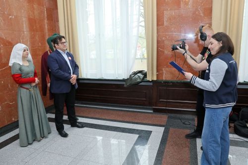 Konferencja prasowa 21. TFNiS (18.04.2023, Collegium Maximum UMK).  [fot. Andrzej Romański] zdjęcie reportażowe z wydarzenia festiwalowego. Kliknij, aby powiększyć zdjęcie