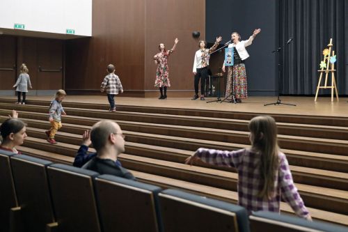 TFNiS dzień 1 (22.04.2023, fot. Andrzej Romański, Adam Zakrzewski).  zdjęcie reportażowe z wydarzenia festiwalowego. Kliknij, aby powiększyć zdjęcie