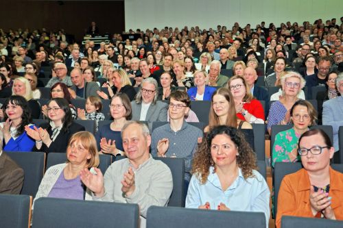 Inauguracja 24. TFNiS oraz spektakl muzyczny "Into The Woods" (Aula UMK, 24.04.2026).  [fot. Andrzej Romański] zdjęcie reportażowe z wydarzenia festiwalowego. Kliknij, aby powiększyć zdjęcie