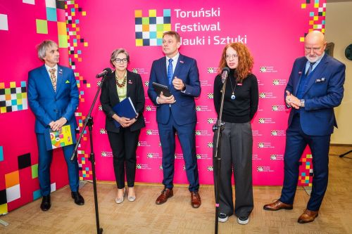 Konferencja prasowa 24. TFNiS 2026 (Biblioteka Uniwersytecka, 9.04.2026).  [fot. Andrzej Romański] zdjęcie reportażowe z wydarzenia festiwalowego. Kliknij, aby powiększyć zdjęcie