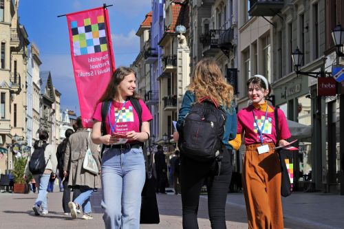 Wolontariusze zapraszają na Festiwal! [fot. Andrzej Romański] zdjęcie reportażowe z wydarzenia festiwalowego. Kliknij, aby powiększyć zdjęcie